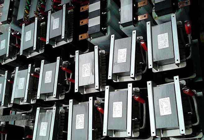 对比串联电抗器时低压电力电容器的额定电压的选择